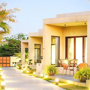Tana Beach Villas